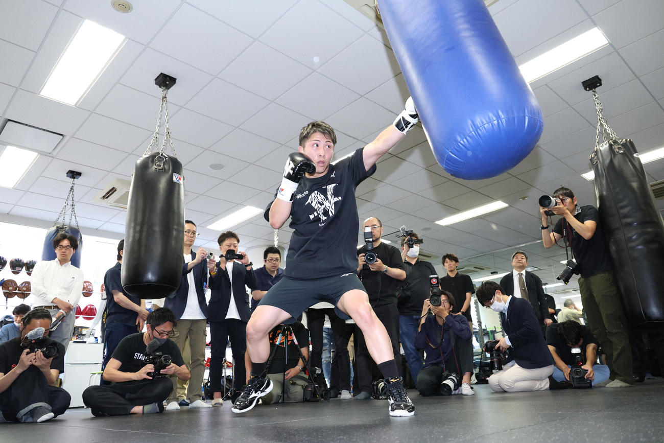 6日のネリ戦から本格的な練習を再開し、サンドバッグを打ち込む井上尚（撮影・中島郁夫）
