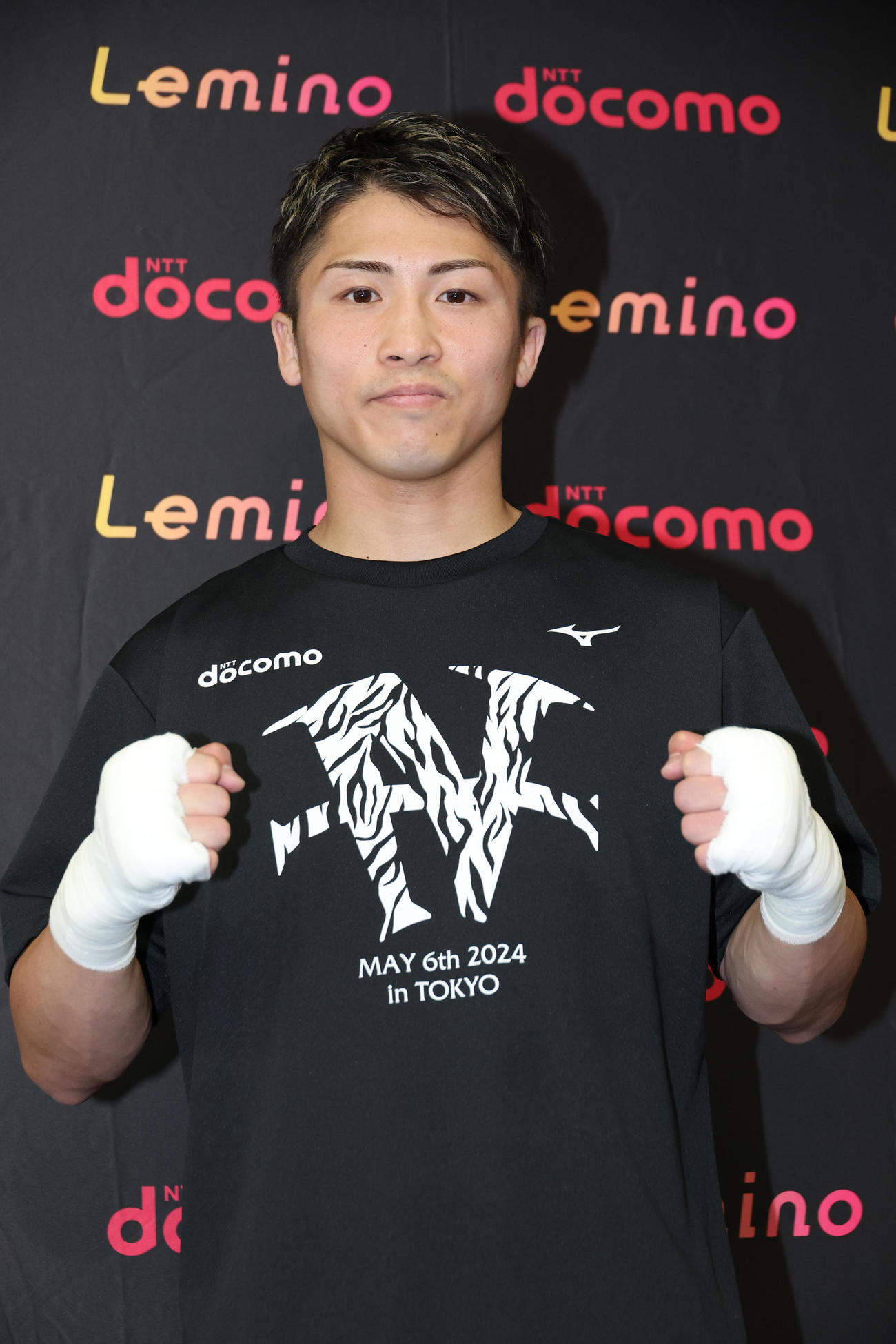 ファイティングポーズする井上（撮影・中島郁夫）