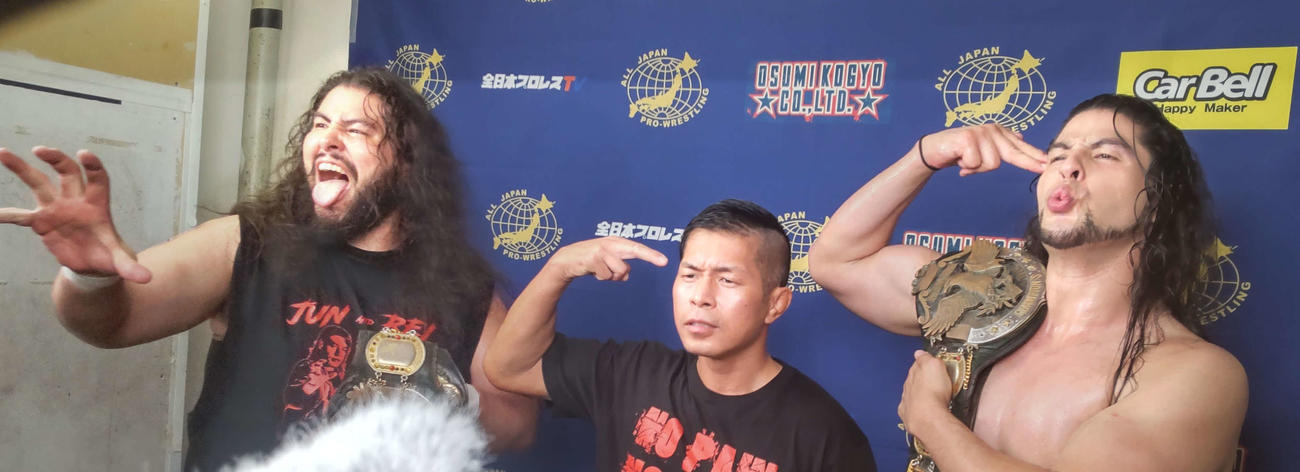 弟レイ（左）と兄ジュン（右）の双子コンビ・斉藤ブラザーズに、母親の旧姓が「サイトウ」だという土井成樹（中央）が電撃加入した