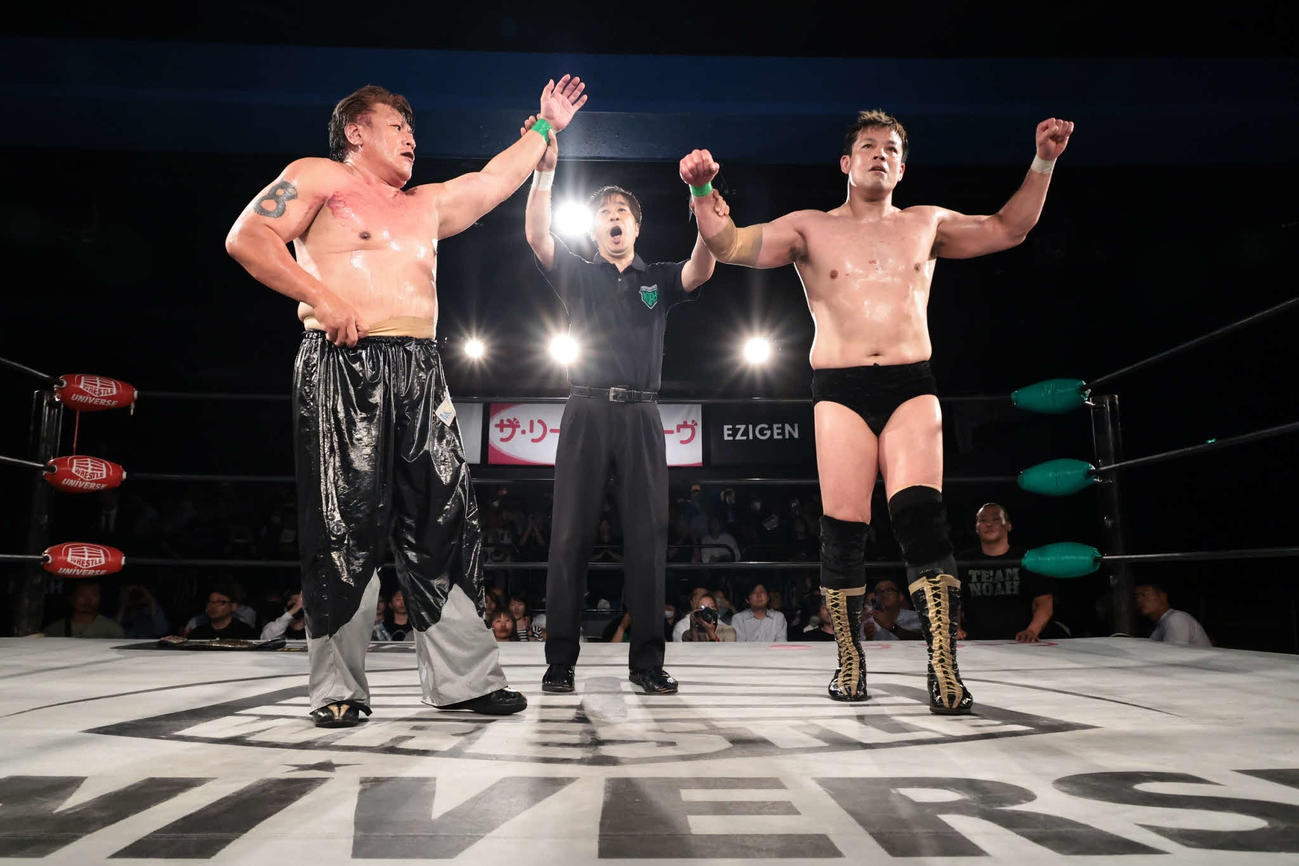 王者・斎藤彰俊と挑戦者・潮崎豪の世界ヘビー級王座戦はドローに終わった（写真提供プロレスリング・ノア）
