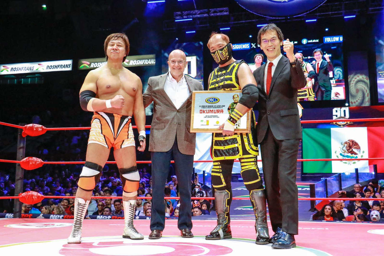 日本人レスラーOKUMURA（右から2人目）がアレナメヒコで表彰される快挙を成し遂げた（左から）小島聡、CMLLサルバドール・ルテロ・ロメリ社長、OKUMURA、廣田司公使（Photos by (C) CMLL／Zao）