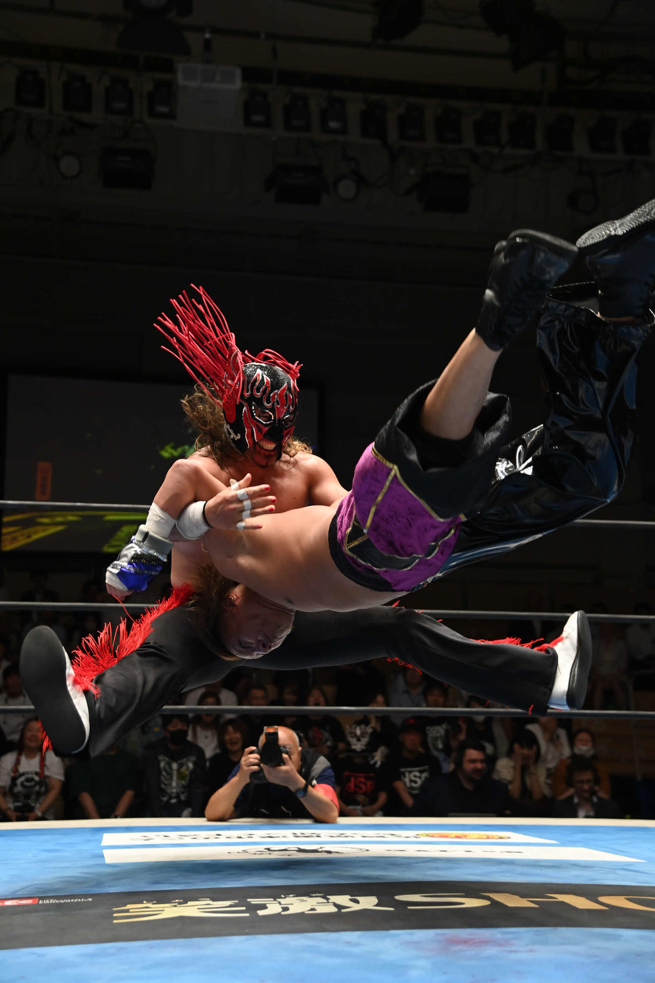 HAYATAにピンチェ・ロコを決めるエル・デスペラード（写真提供・新日本プロレス）