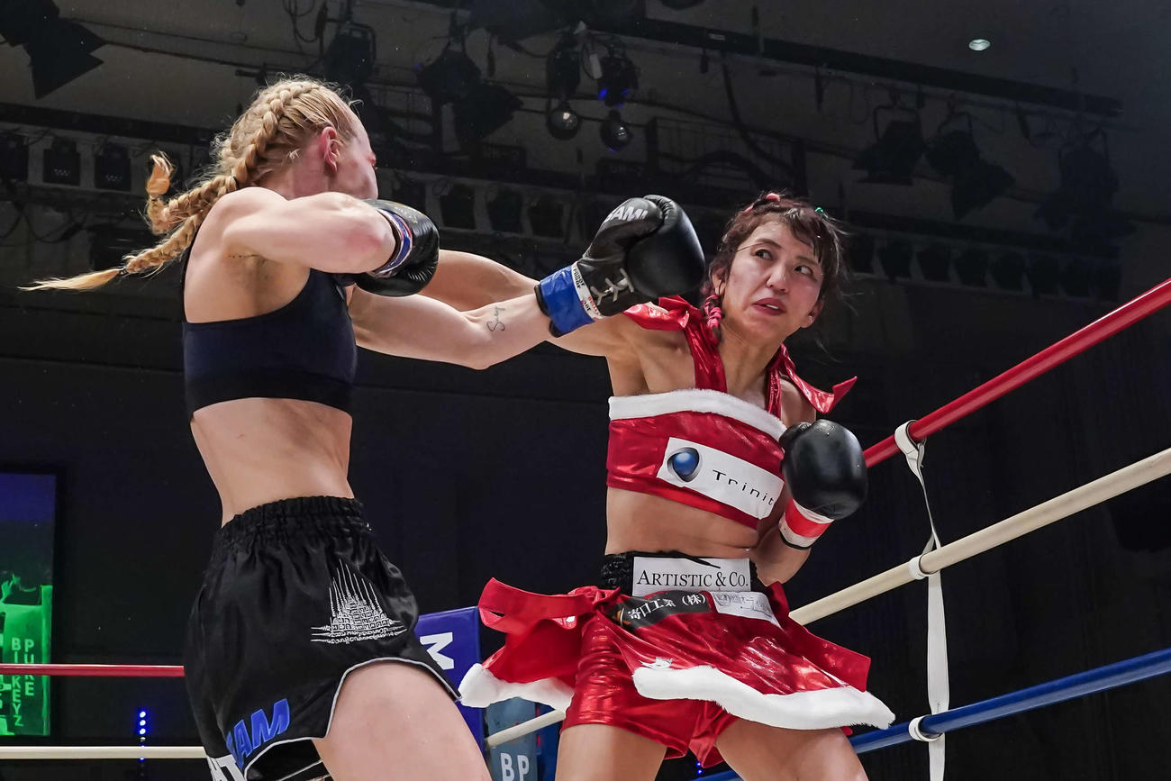 パンチを放つぱんちゃん璃奈（C）KNOCK OUT