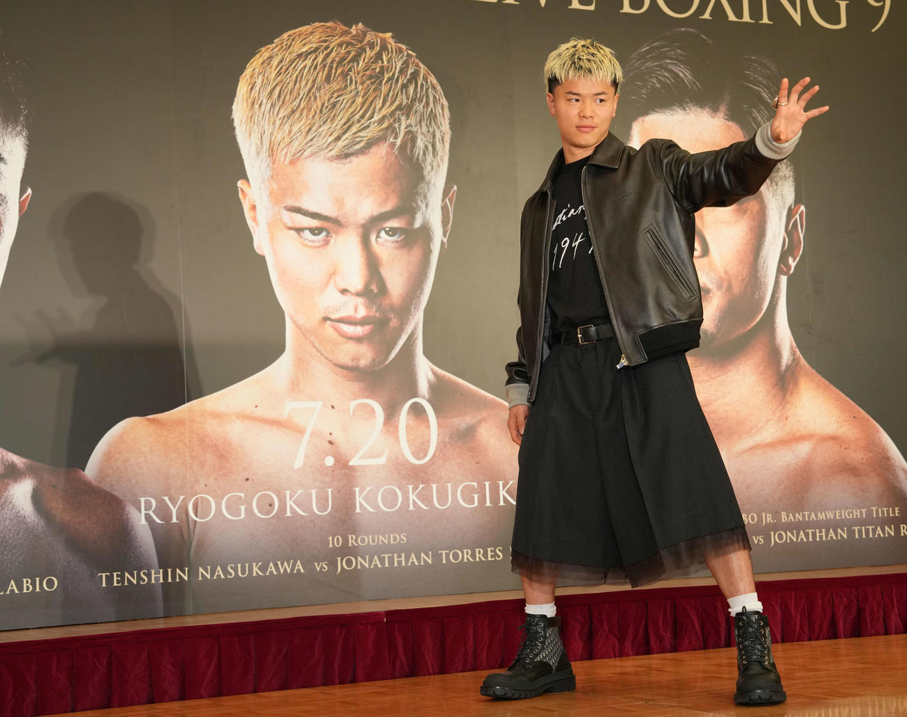 フォトセッションに臨む那須川天心（撮影・井上学）