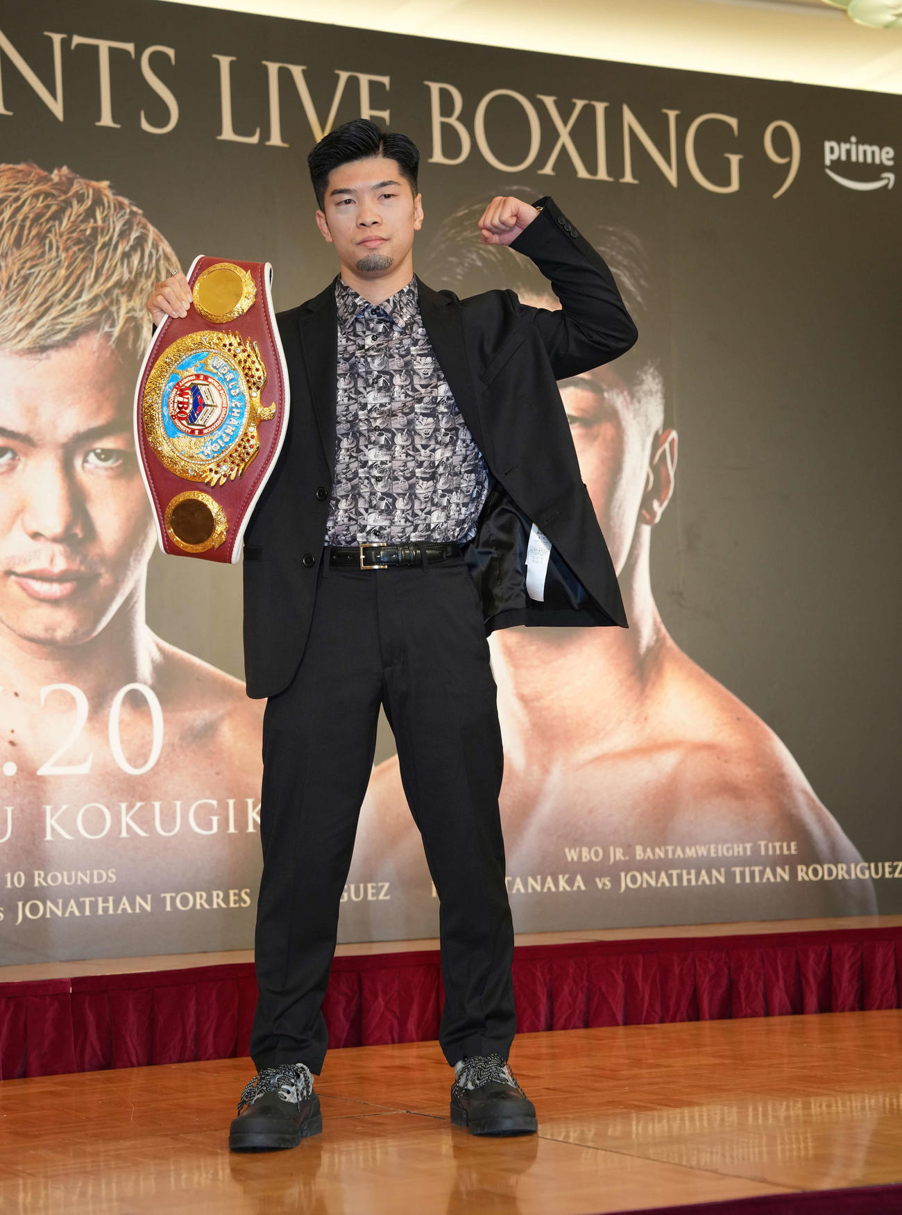 フォトセッションに臨むWBOスーパーフライ級チャンピオン田中（撮影・井上学）