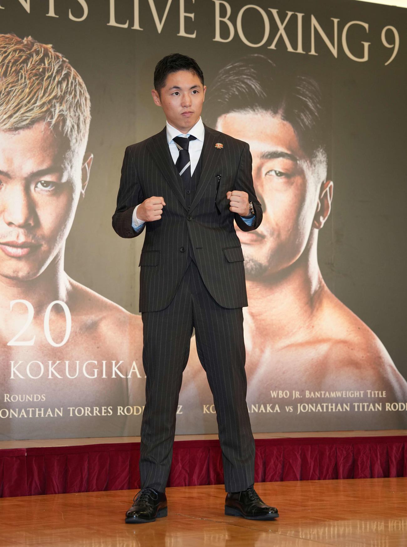 フォトセッションに臨むWBO世界フライ級1位加納（撮影・井上学）