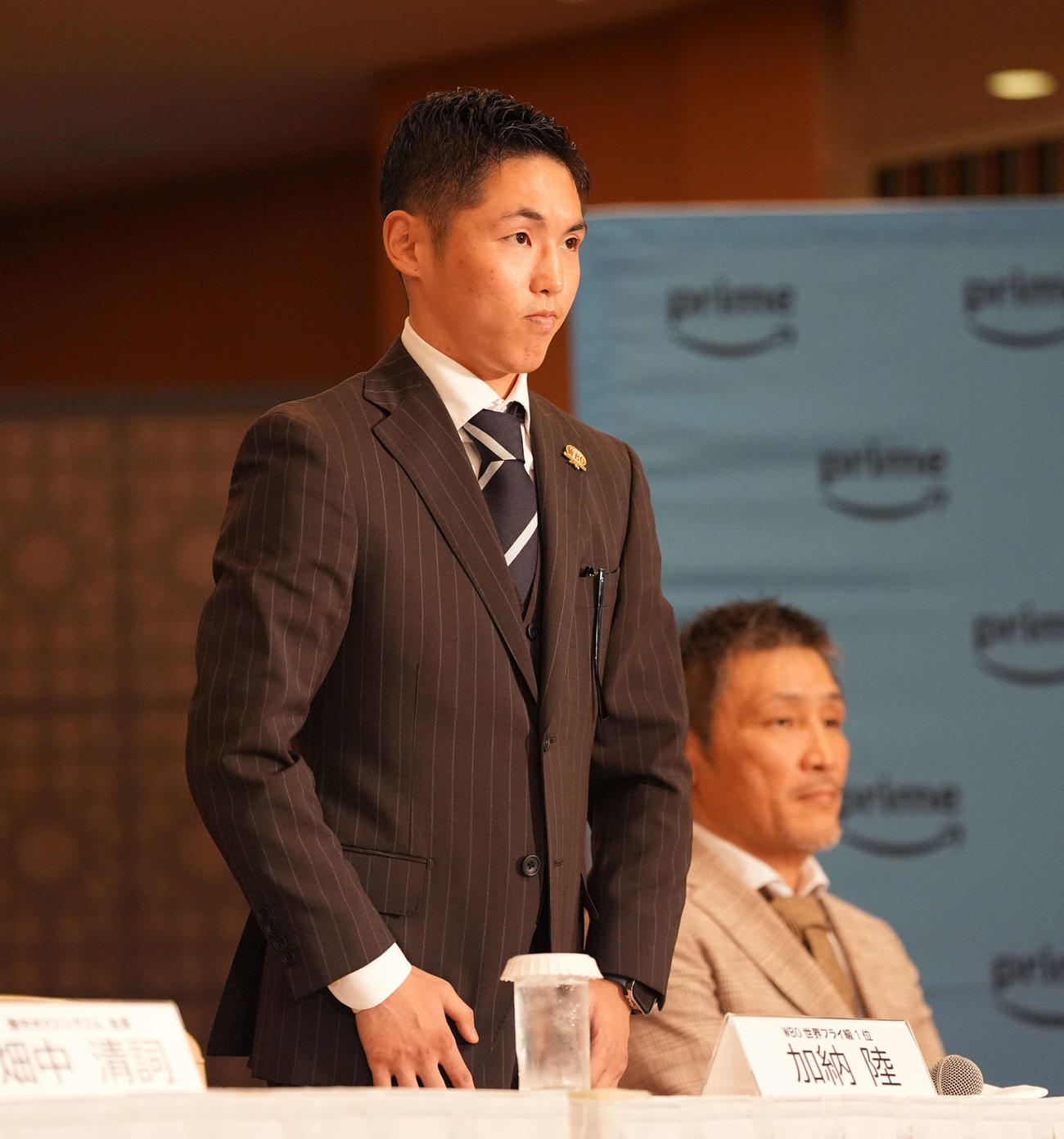 記者会見で話すWBO世界フライ級1位加納（撮影・井上学）