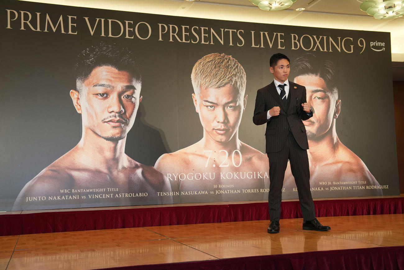 フォトセッションに臨むWBO世界フライ級1位加納（撮影・井上学）