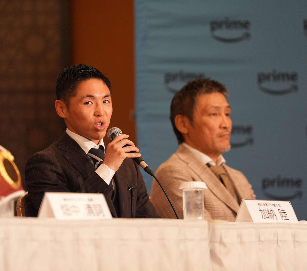 記者会見で話すWBO世界フライ級1位加納（撮影・井上学）