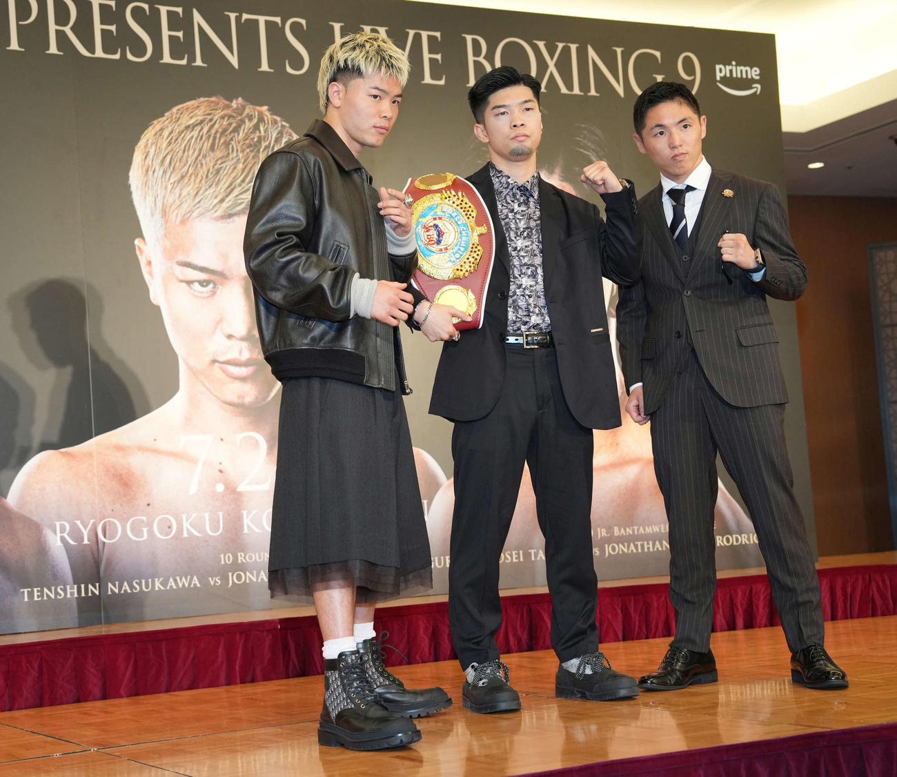 フォトセッションに臨む左から那須川天心、WBOスーパーフライ級チャンピオン田中、WBO世界フライ級1位加納（撮影・井上学）