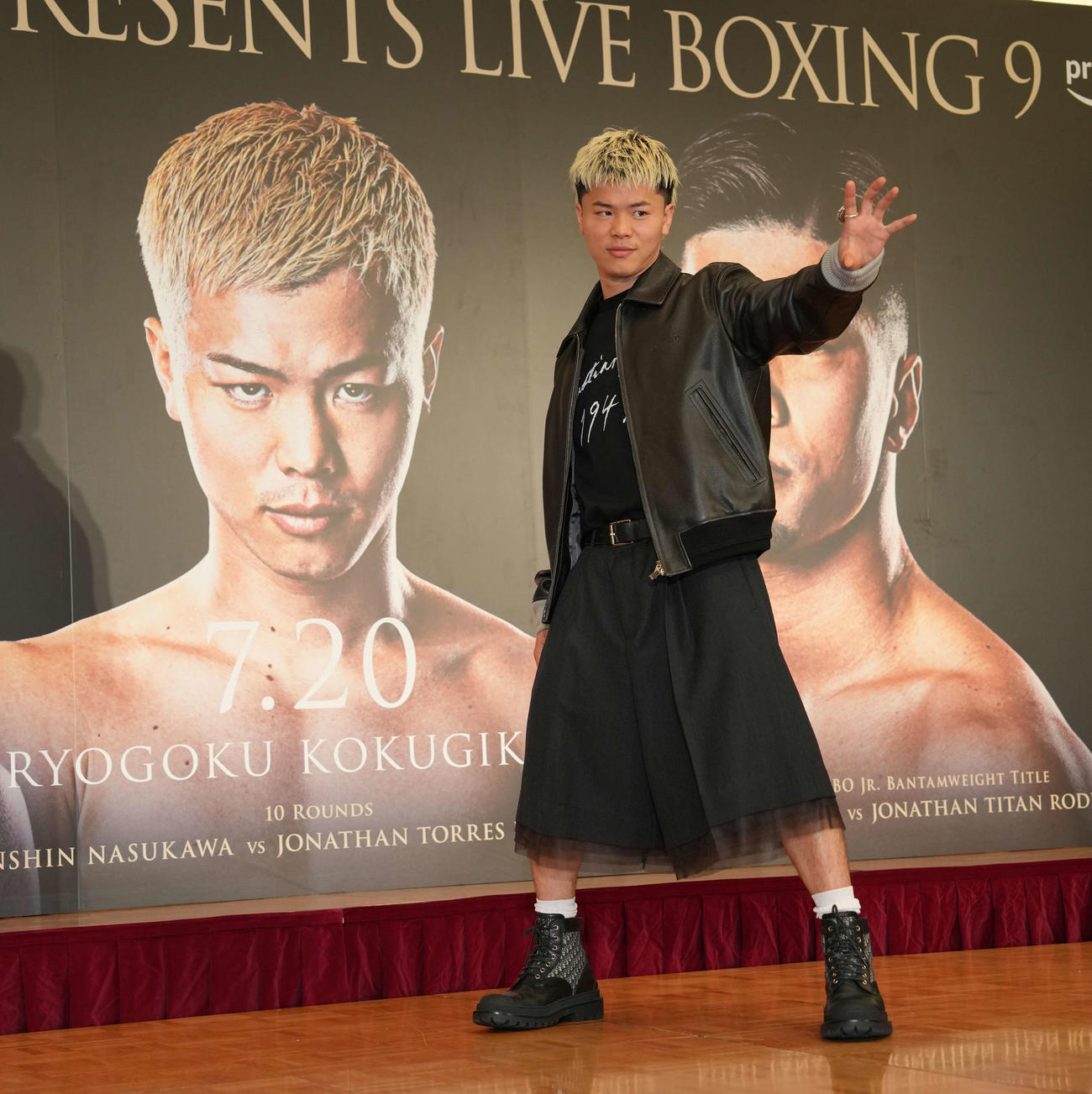 フォトセッションに臨む那須川天心（撮影・井上学）