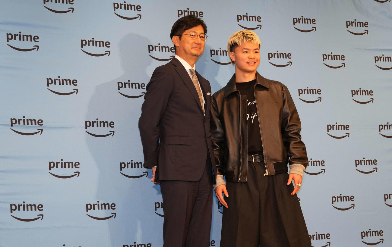 フォトセッションに臨む那須川天心（右）とプライム・ビデオジャパン児玉カントリーマネジャー（撮影・井上学）