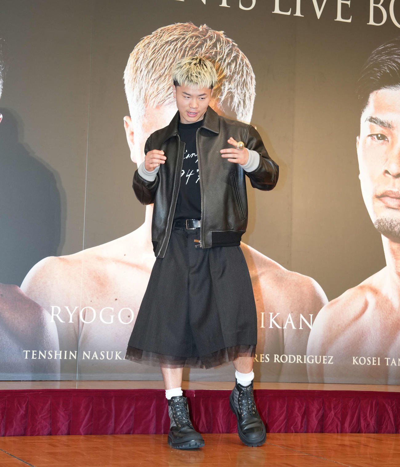 フォトセッションに臨む那須川天心（撮影・井上学）