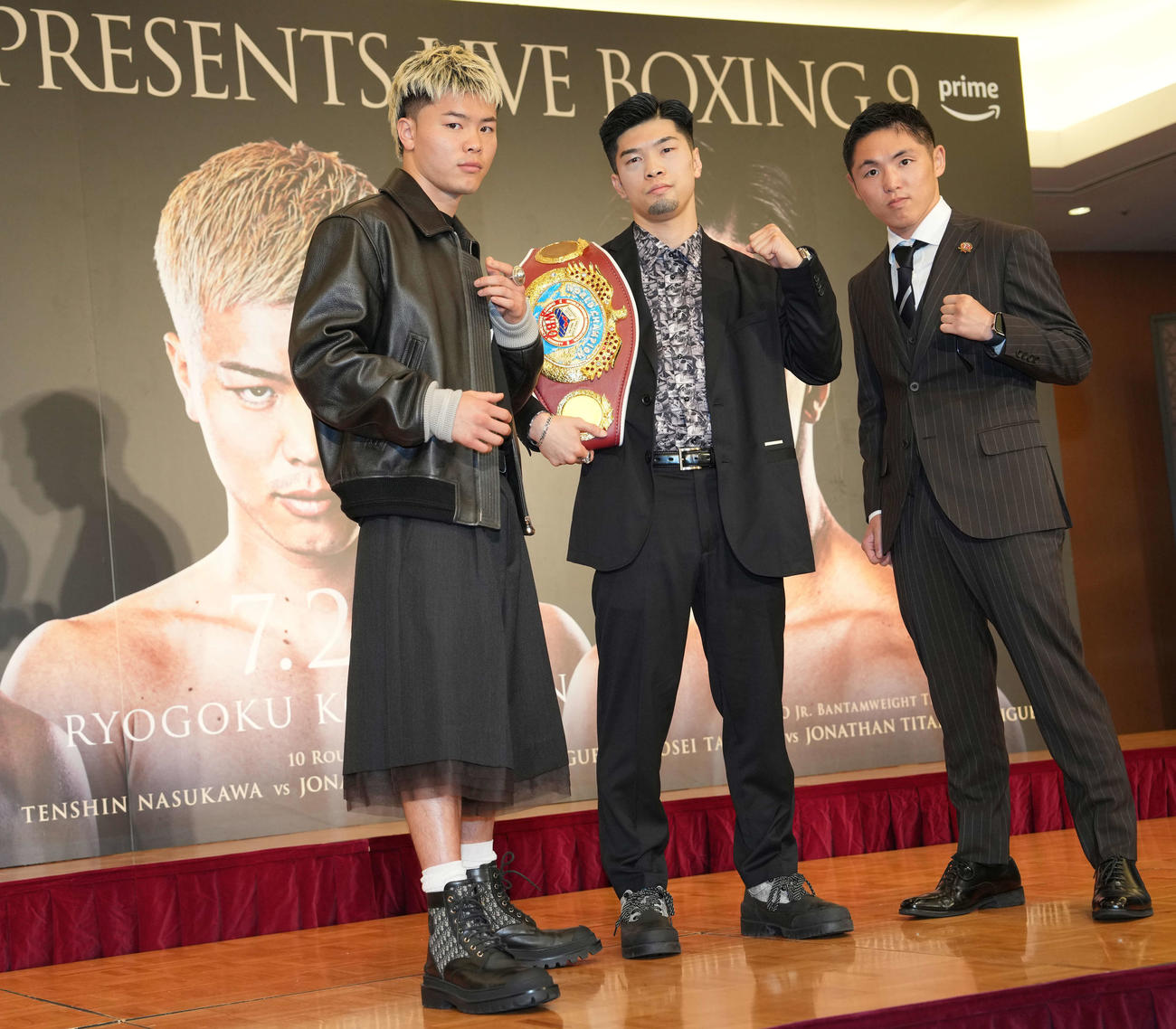 フォトセッションに臨む左から那須川天心、WBOスーパーフライ級チャンピオン田中、WBO世界フライ級1位加納（撮影・井上学）