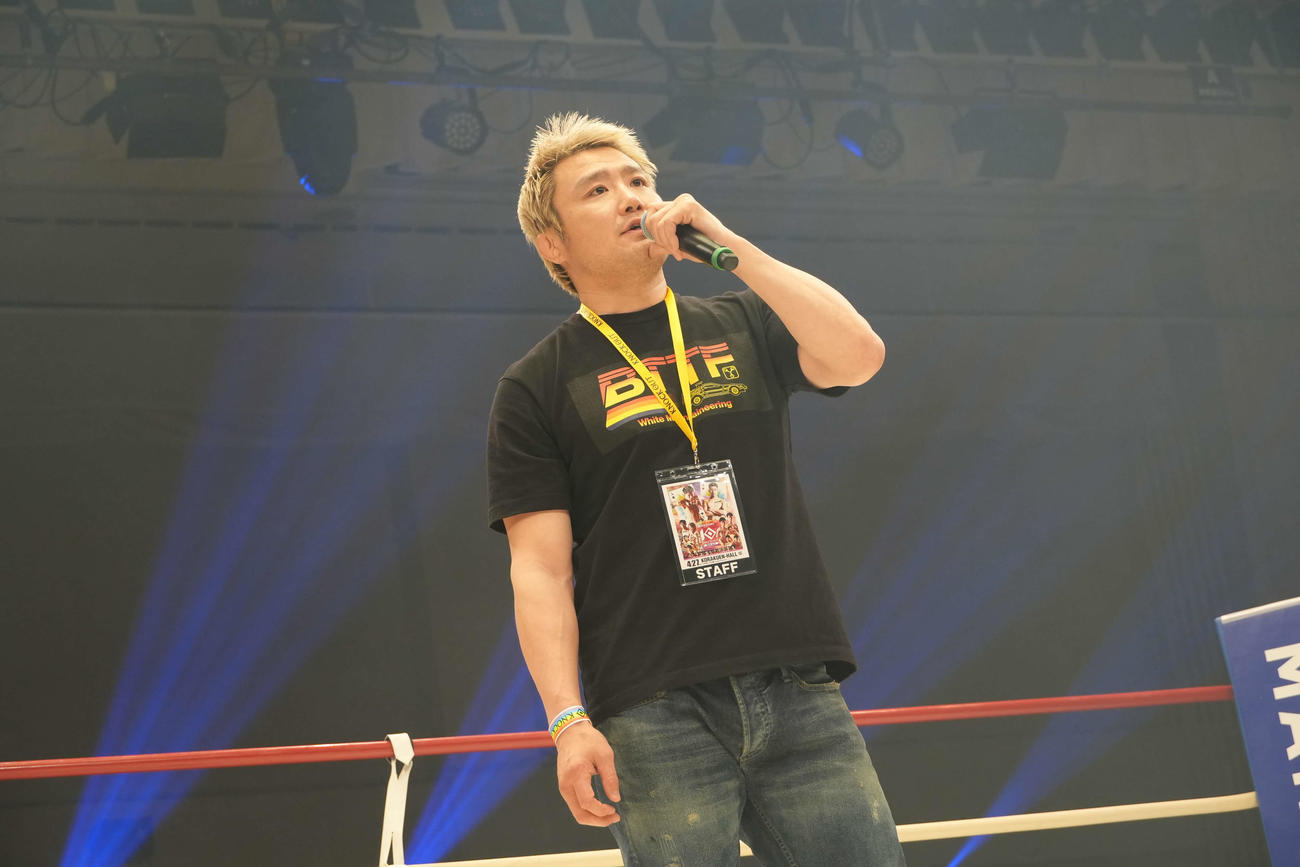 リングの上からファンにあいさつする五味隆典（C）KNOCK OUT