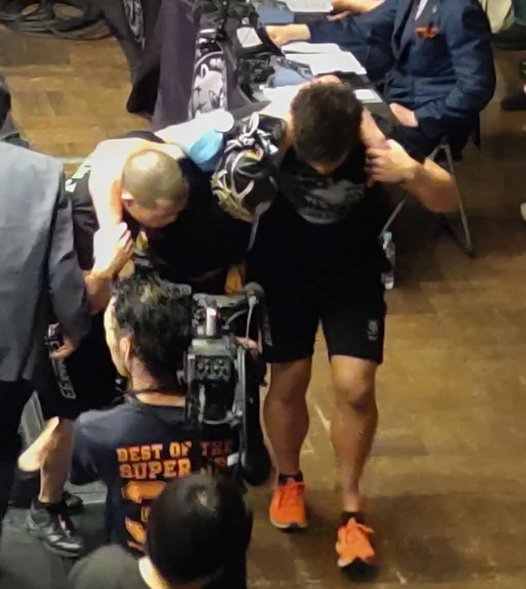 ニンジャ・マックは新日本プロレスの若手の肩を借りて控室へ戻った