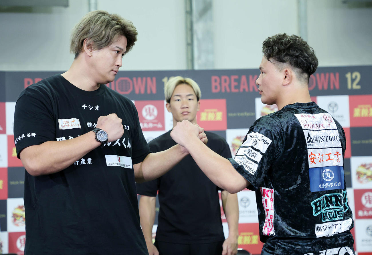 にらみ合う殴られ屋ウルス（左）と金田一孝介（撮影・鈴木正人）