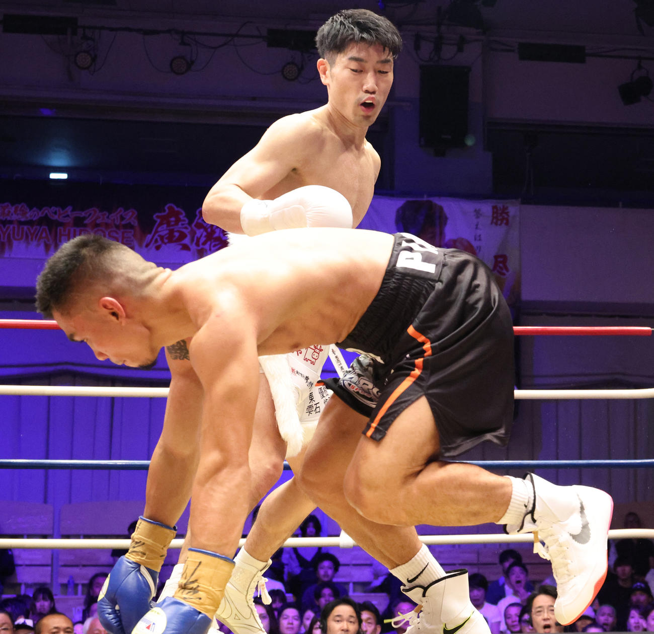 ピアラ（手前）からダウンを奪う藤田（撮影・中島郁夫）