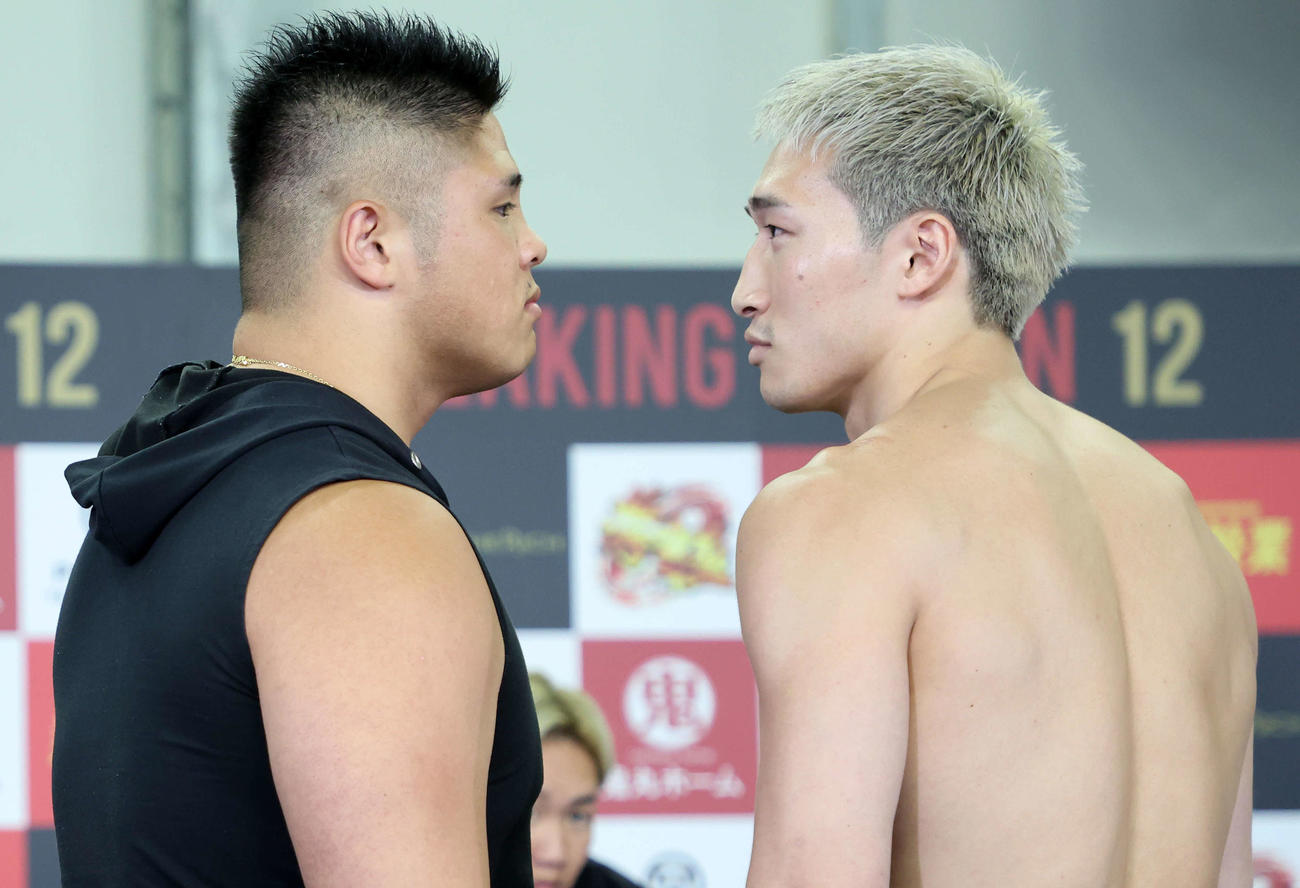 にらみ合うスダリオ剛（左）と安保瑠輝也（撮影・鈴木正人）