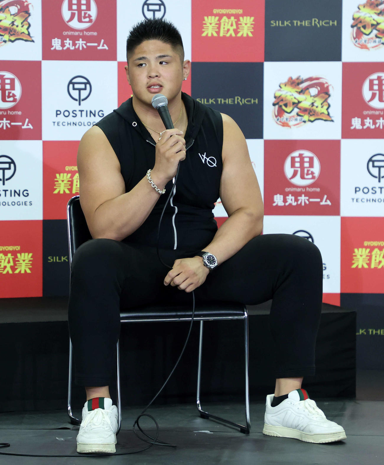 報道陣の質問に答えるスダリオ剛（撮影・鈴木正人）