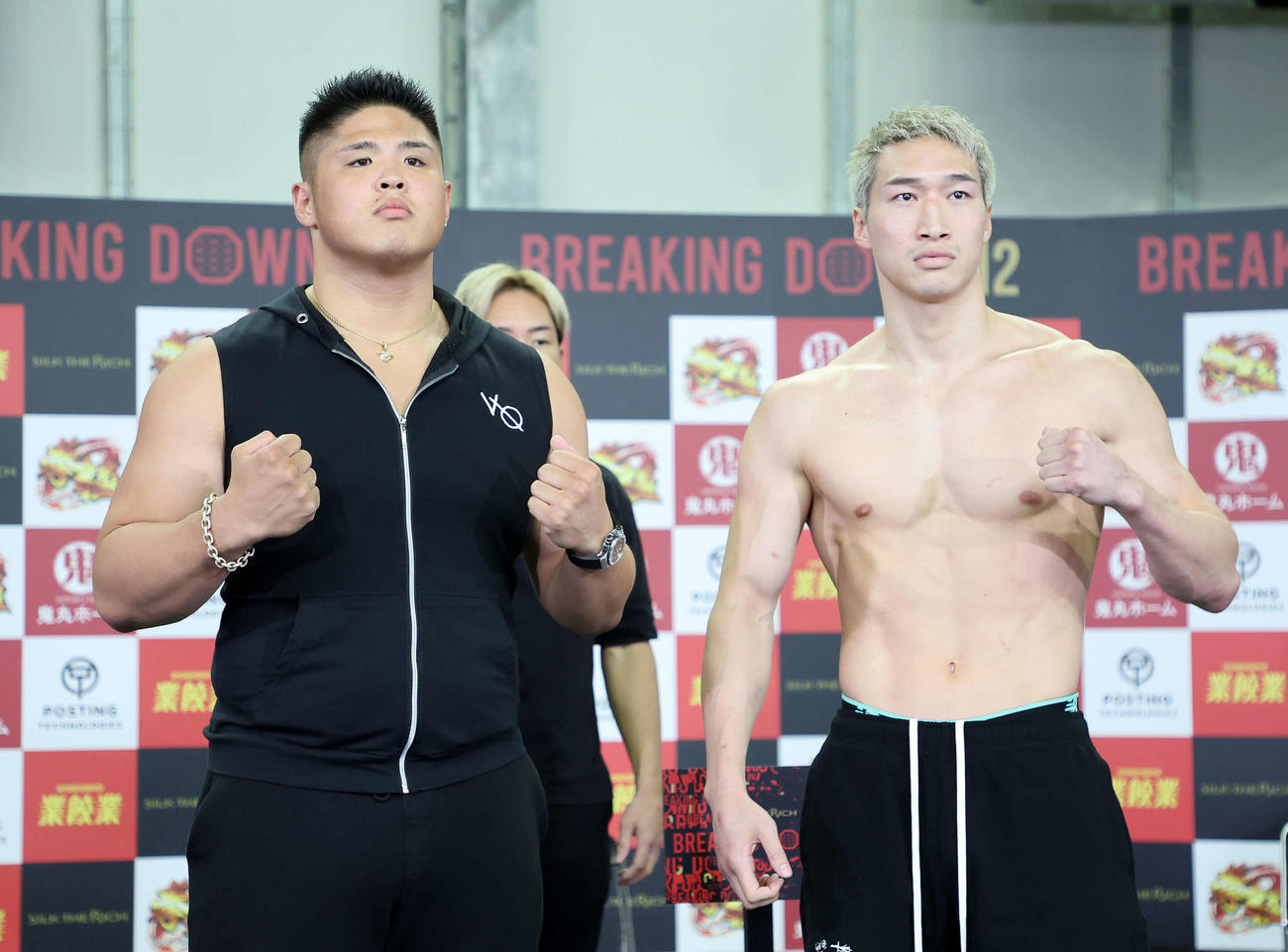 ファイティングポーズするスダリオ剛（左）と安保瑠輝也（撮影・鈴木正人）
