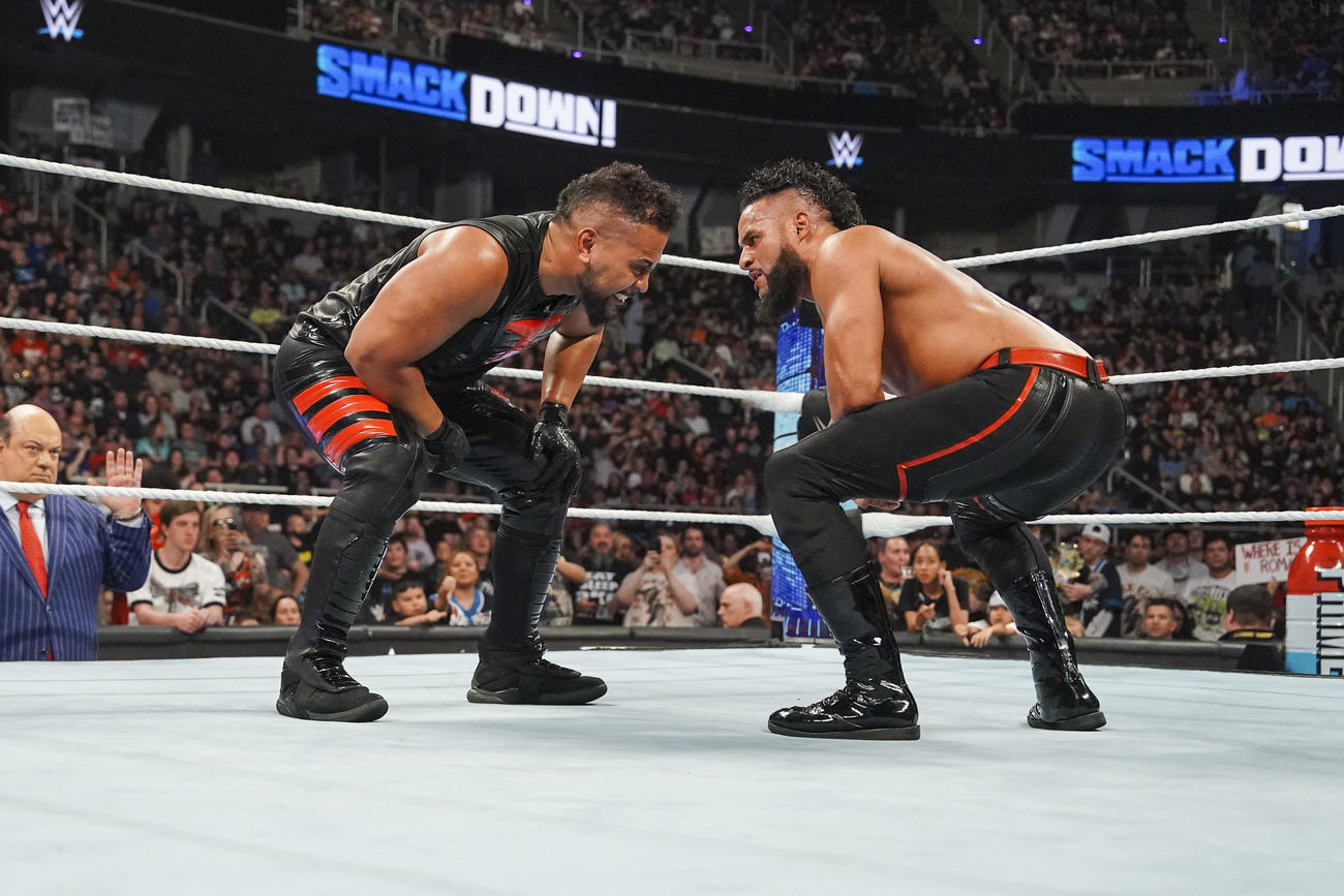 WWEで初タッグを組み、ストリートプロフィッツに快勝したタマ・トンガ（右）とタンガ・ロアは試合後、リングで言葉を交わす（C）WWE