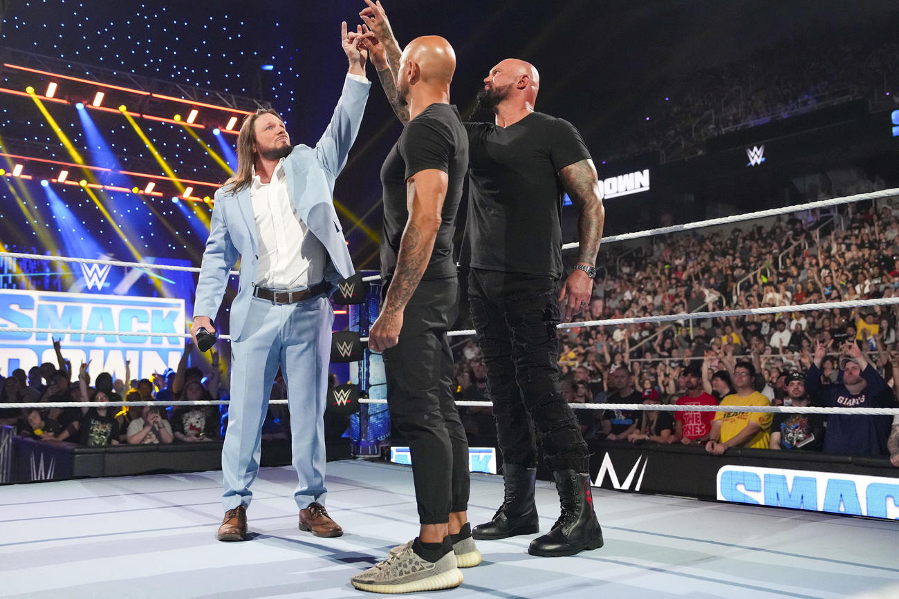 ルーク・ギャローズ（右端）、カール・アンダーソン（中央）とウルフパックを合わせるAJスタイルズ（C）WWE
