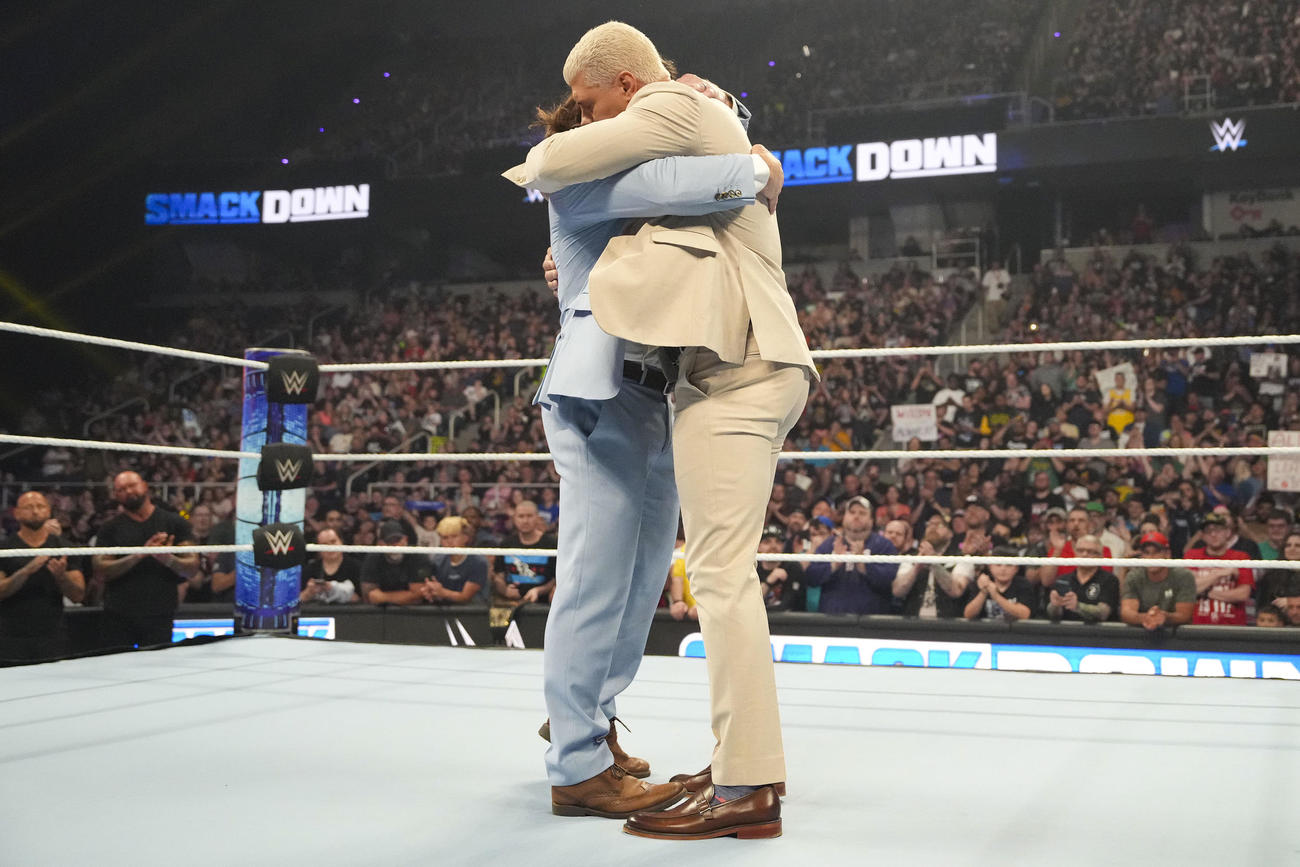 リングに呼び込んだ統一王者コーディ・ローデス（右）と抱き合うAJスタイルズ（C）WWE