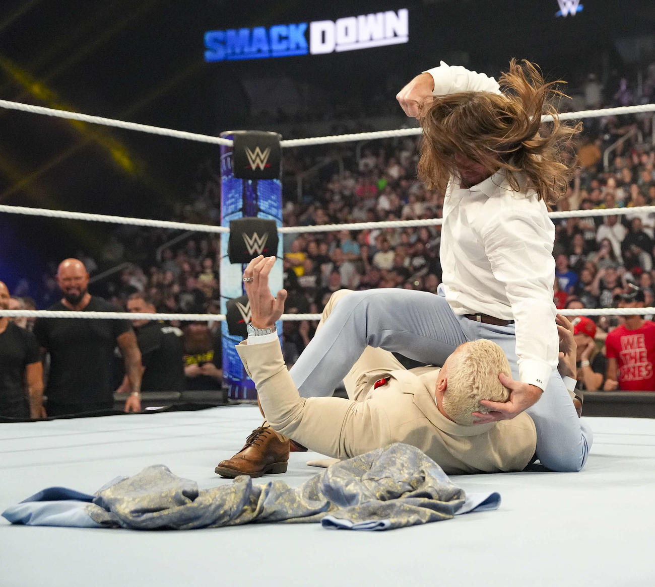 統一王者コーディ・ローデス（下）を襲撃するAJスタイルズ（C）WWE