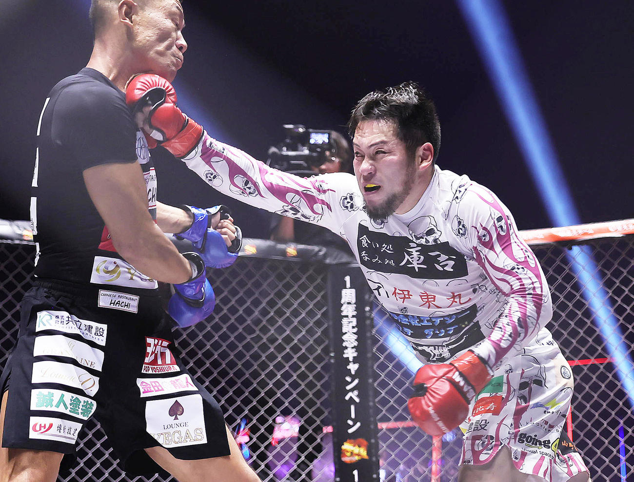 生田（左）を攻めるヒロ三河（撮影・足立雅史）