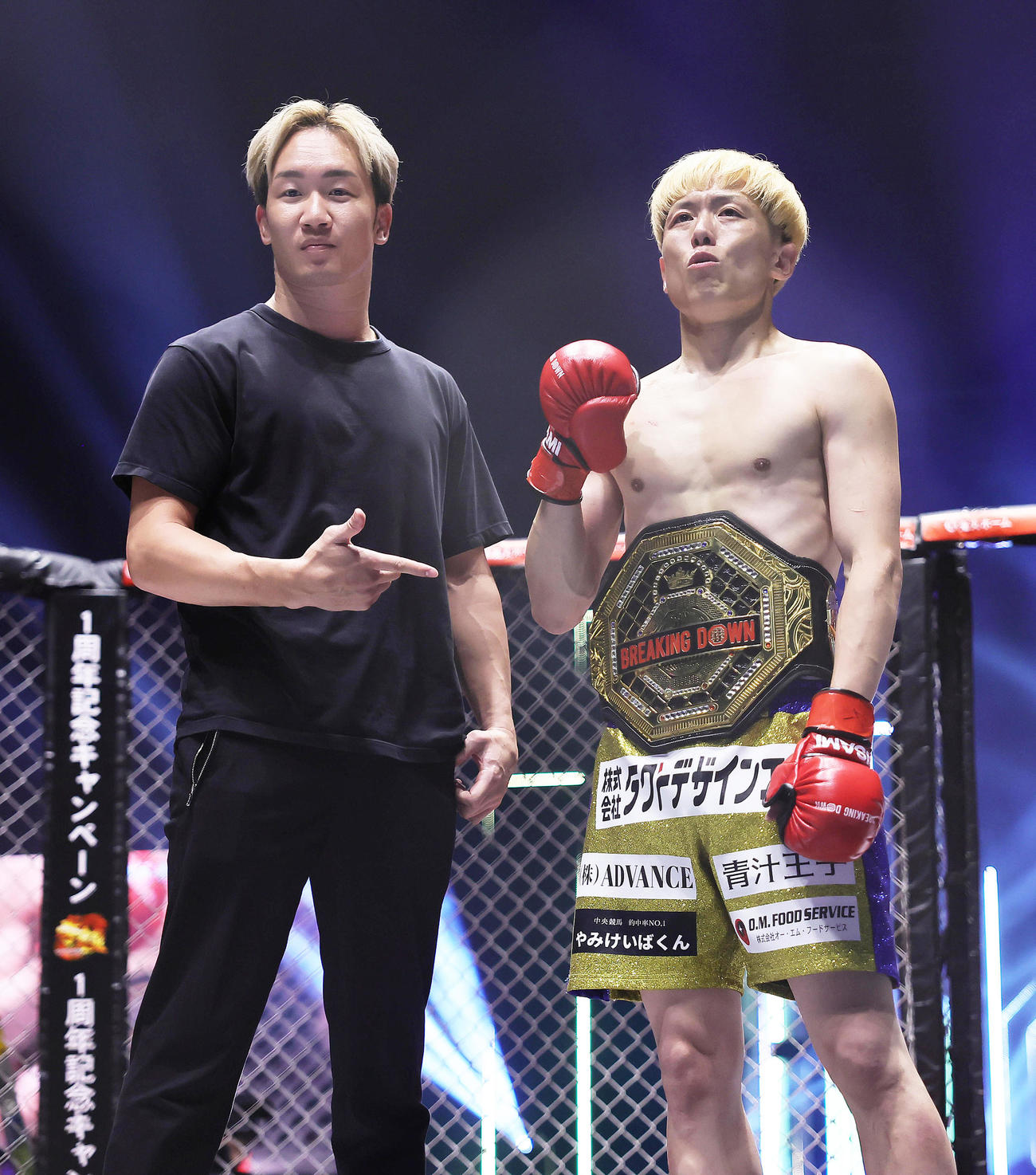 冨沢を破りタイトルを防衛した井原（右）。左は朝倉（撮影・足立雅史）