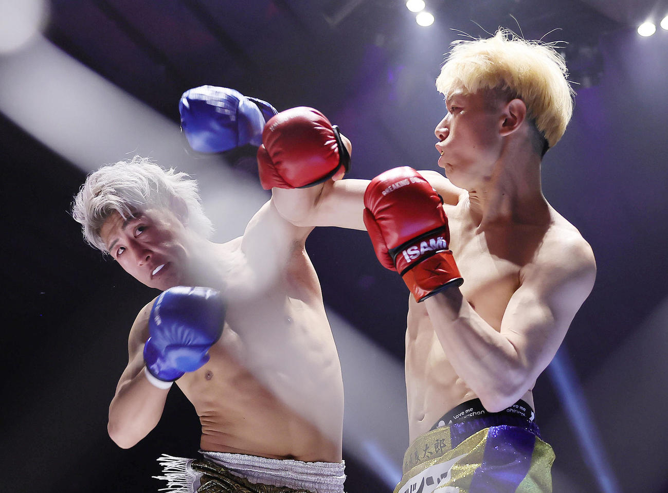 激しく競り合う冨沢（左）と井原（撮影・足立雅史）