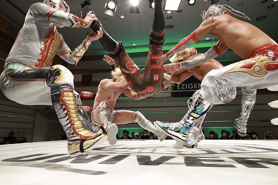 合体技で佐々木憂流迦をたたきつけるオール・レベリオン（C）プロレスリング・ノア