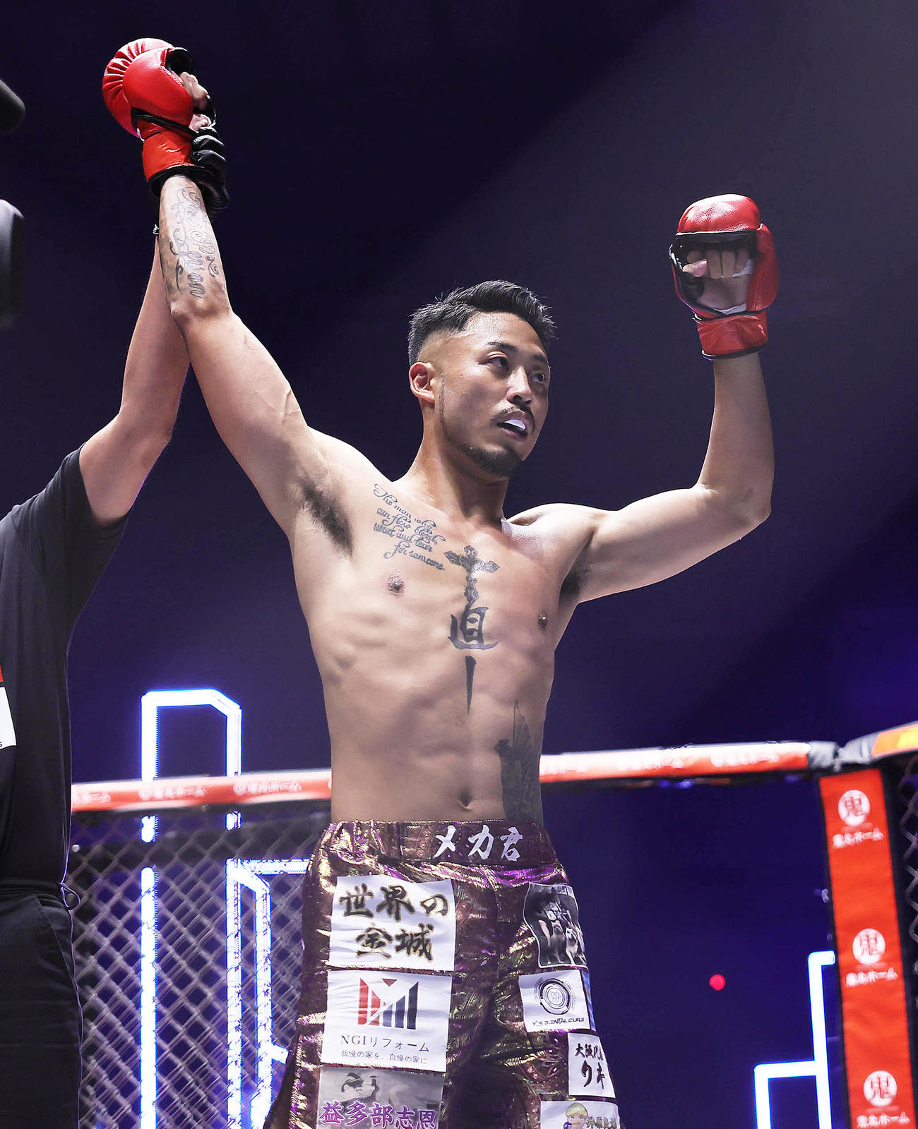 安保ソラ（左）に勝利したメカ君（撮影・足立雅史）