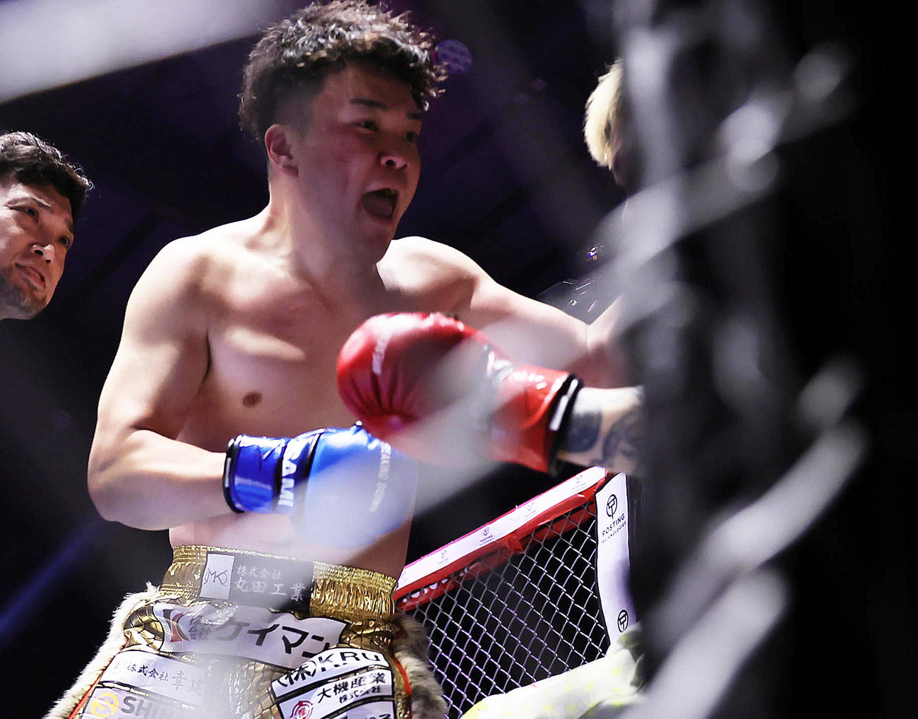 寿希也（左）は貴aka悪魔王子をコーナーに追い詰める（撮影・足立雅史）