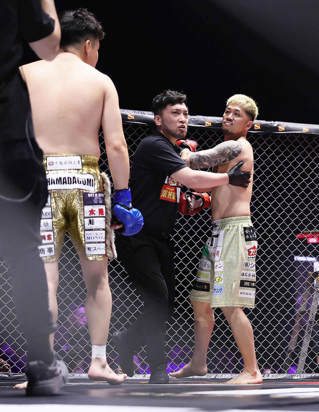 試合前から乱闘寸前となる寿希也（左）と貴aka悪魔王子（撮影・足立雅史）