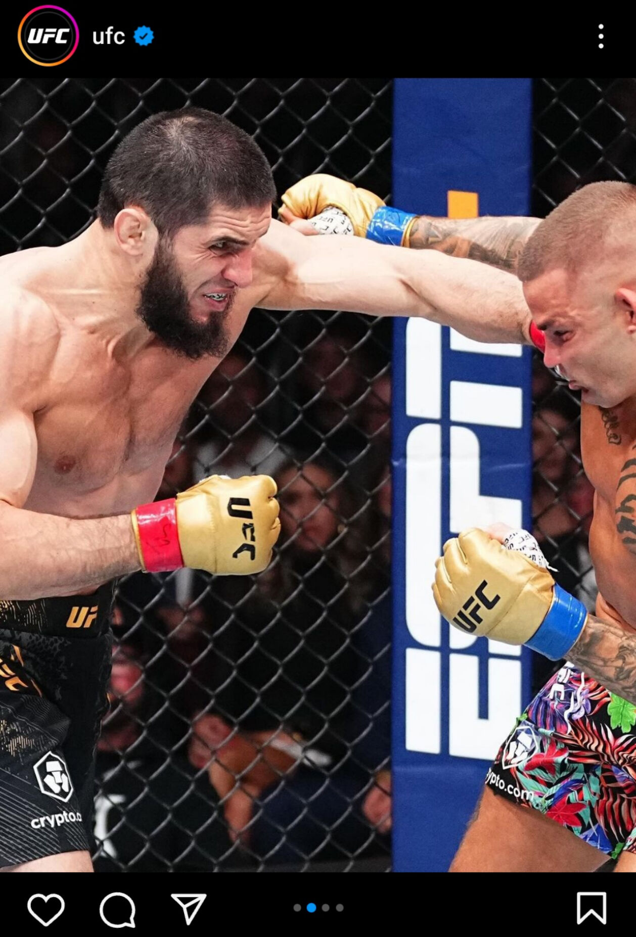 ジャスティン・ポワリエ（右）と打撃戦を展開するUFCライト級王者イスラム・マカチェフ（UFC公式インスタグラムから）