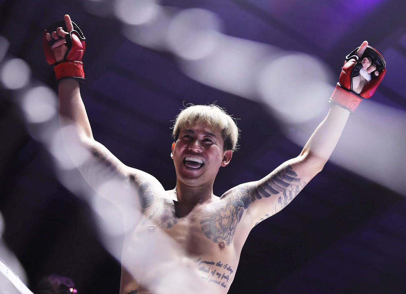 我龍と対戦した萩原は勝利を確信し笑顔を見せる（撮影・足立雅史）