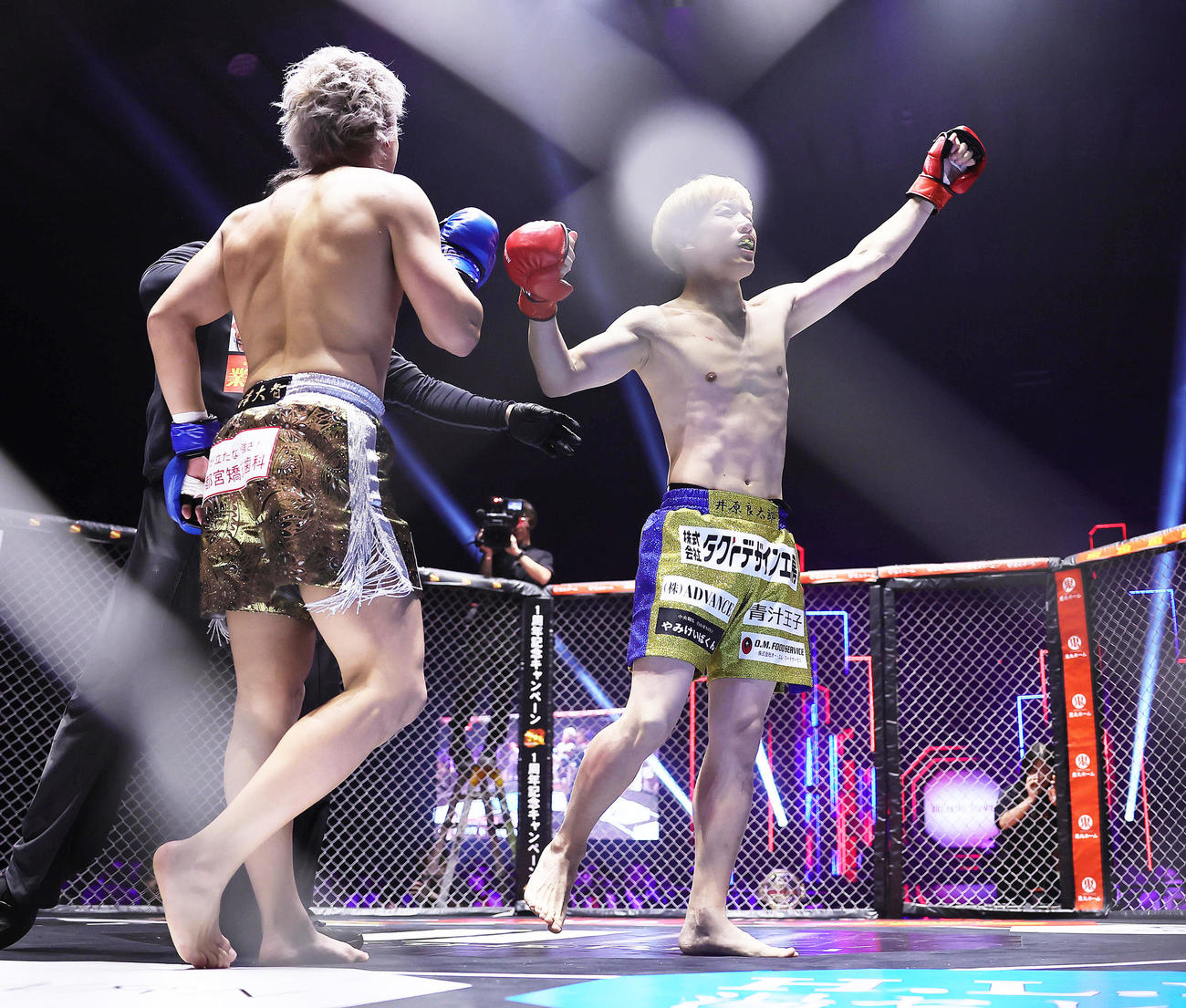 冨沢（左）との試合を終え、ガッツポーズする井原（撮影・足立雅史）
