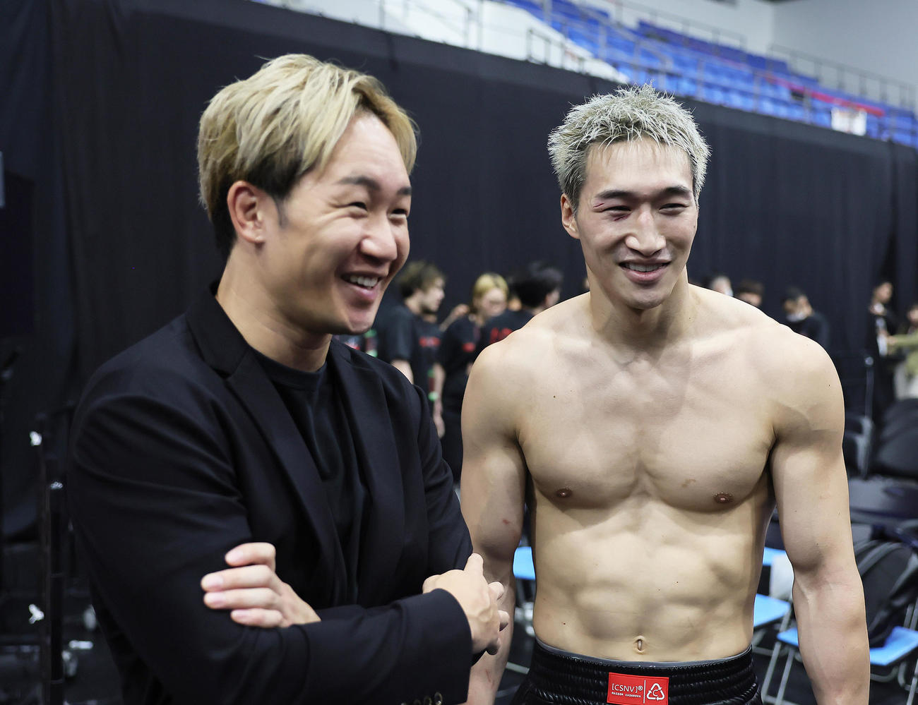 大会後、朝倉（左）と笑顔で会話を交わす安保（撮影・足立雅史）