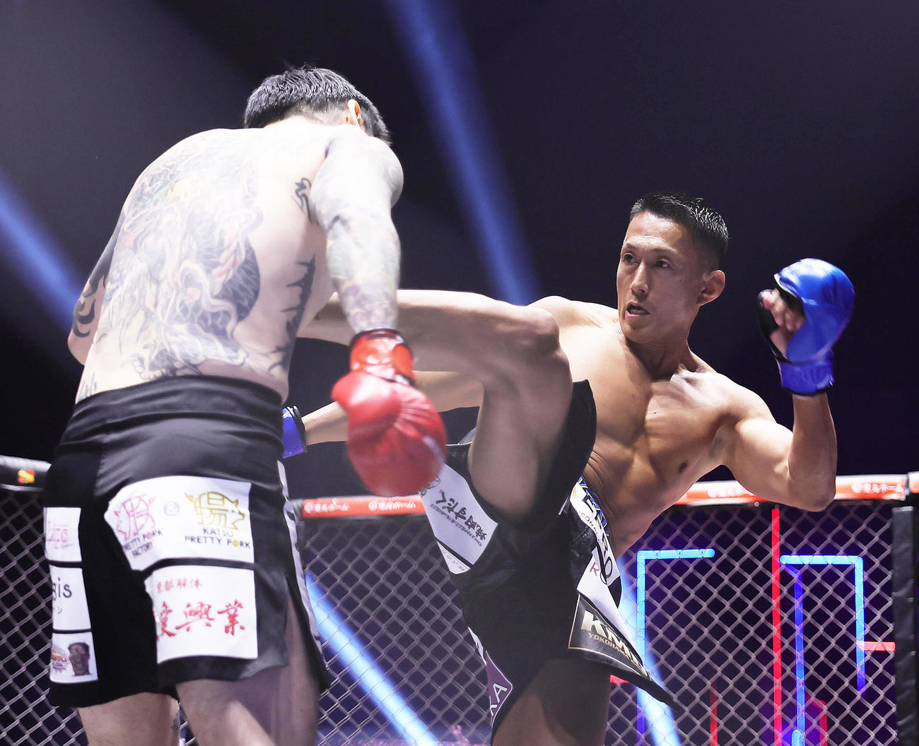 黒石（右）は瓜田を蹴りで攻める（撮影・足立雅史）