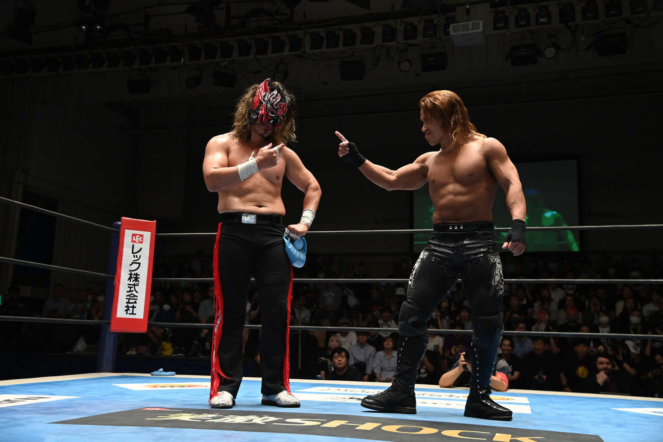 デスペラード（左）と石森太二は6・9大阪でのBOSJ決勝へ向け、リング上でにらみ合った（写真提供・新日本プロレス）