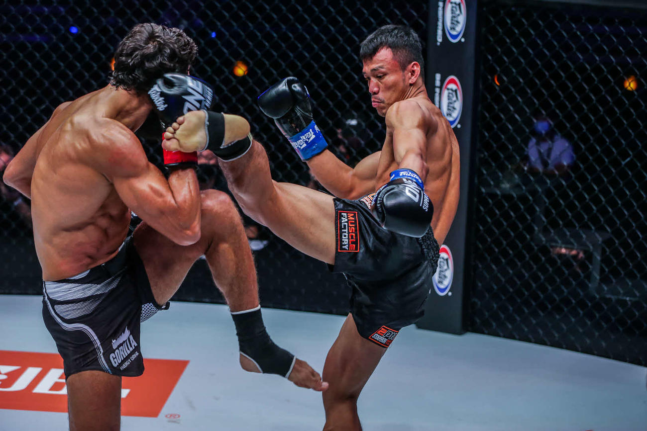 シッティチャイ（右）の豪快な左ハイキック(C) ONE Championship