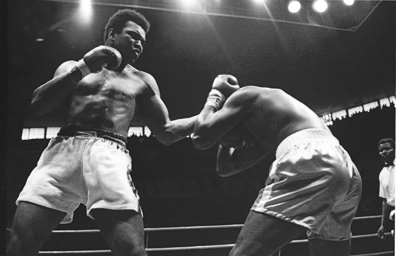 世界ヘビー級15回戦（ノンタイトル）でフォスター（右）に左アッパーを放つアリ（1972年4月1日）