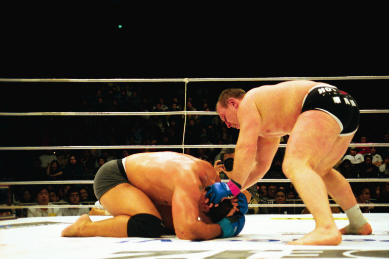 2000年12月、PRIDE12で対戦したイゴール・ボブチャンチン（右）とマーク・ケアー