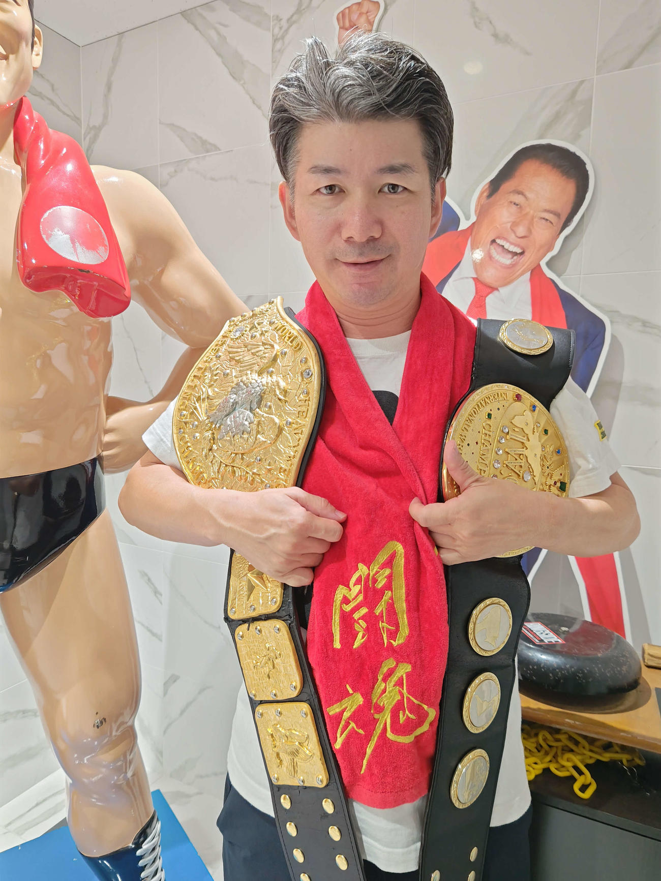 NWFベルト、初代IWGPベルトのレプリカを両肩にかけるIGF宇田川強取締役