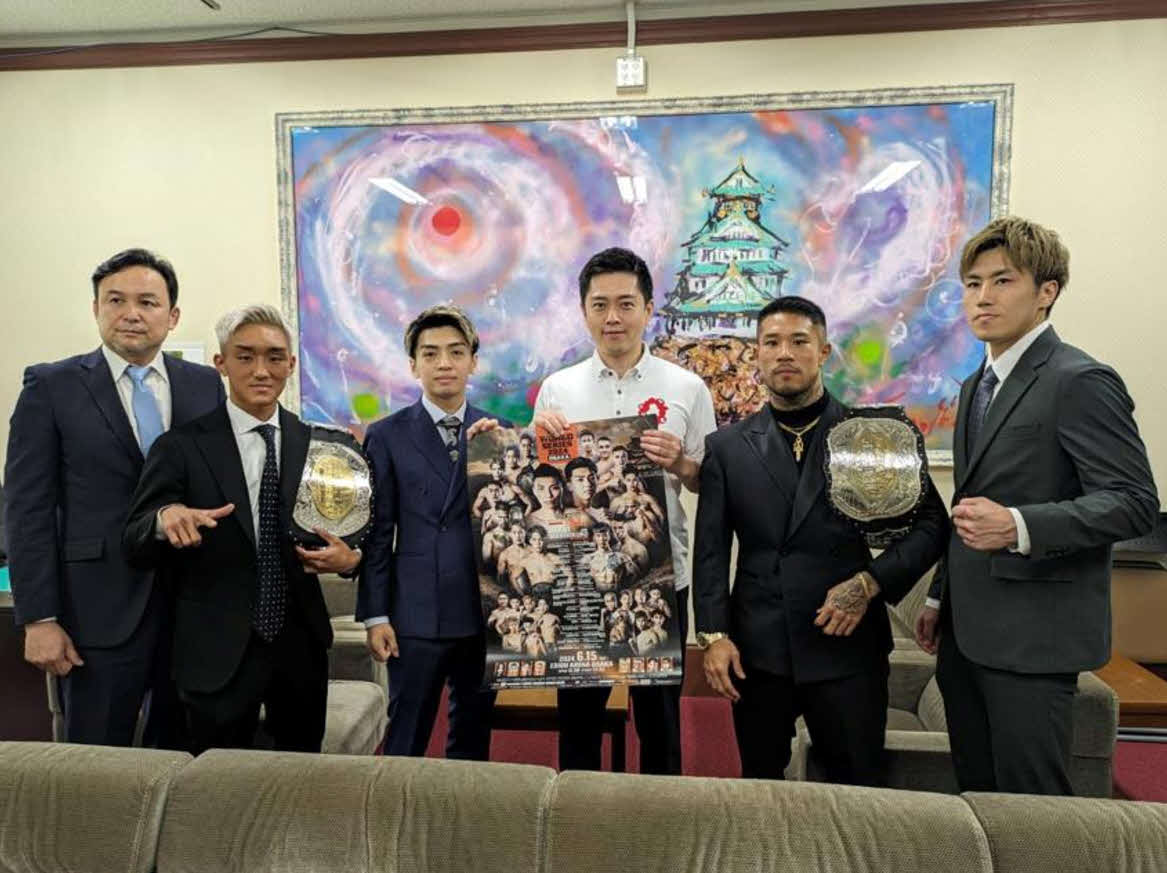 RISEの伊藤隆代表と選手たちが大阪府の吉村知事を表敬訪問した。（左から）RISE伊藤代表、数島大陸、政所仁、吉村知事、中村寛、憂也（C）RISE
