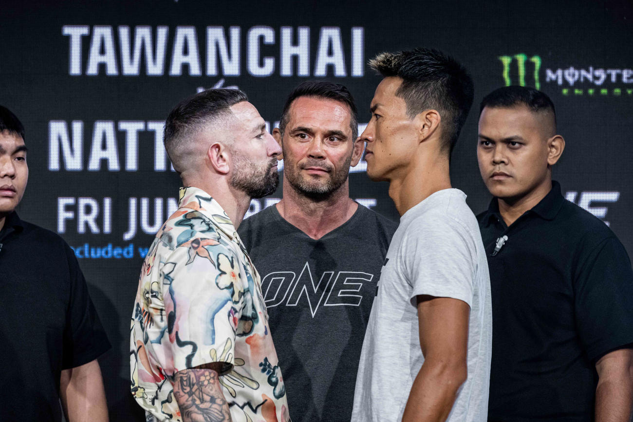 対戦相手の強豪ハリソン（左）とにらみあう北野克樹（C）ONE Championship