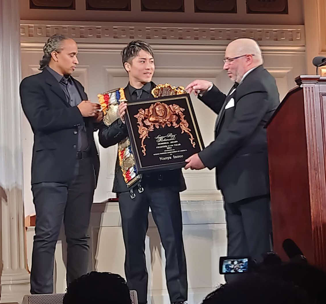 BWAAサントリキート会長（右）と米老舗専門誌ザ・リングのフィッシャー編集長（左）からベルトと盾を贈呈される井上尚弥（大橋ジム提供）