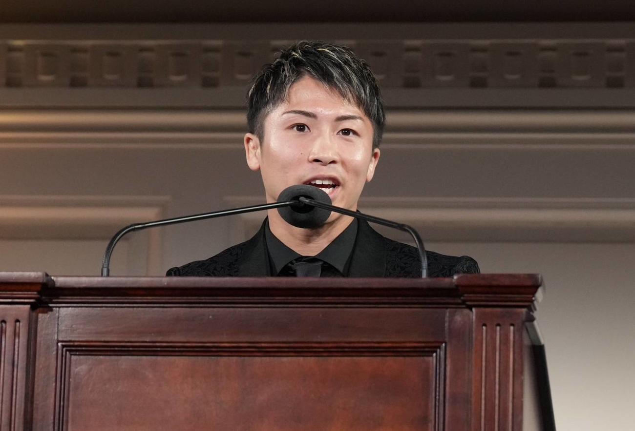 23年のBWAA年間最優秀選手賞の授賞スピーチに臨む井上尚弥（大橋ジム提供）